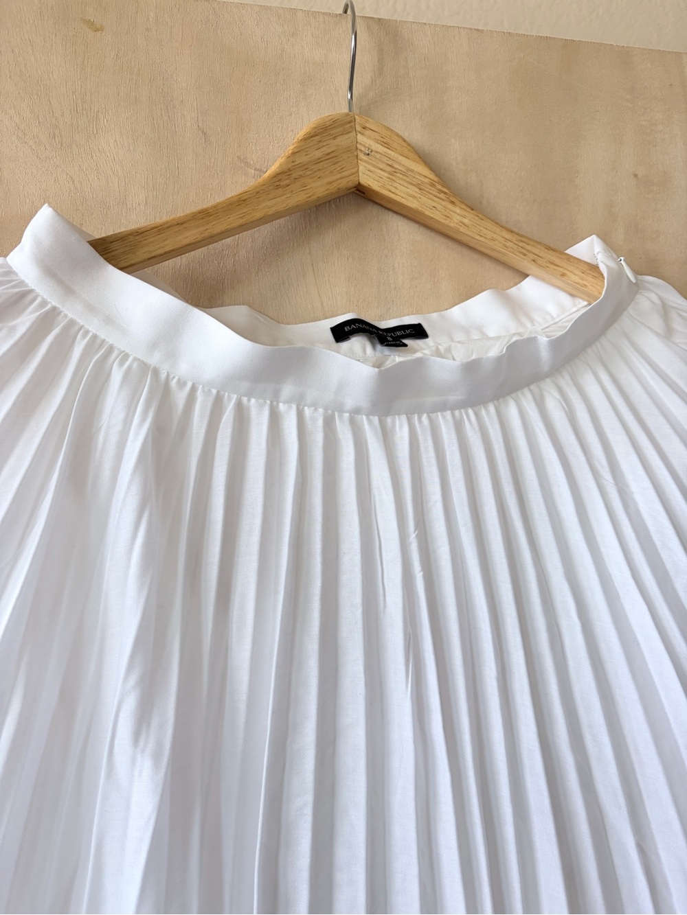 Banana Republic White Pleated A-Line Midi Skirt - Picture 2 of 6